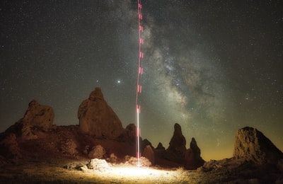 星夜下的褐色岩层